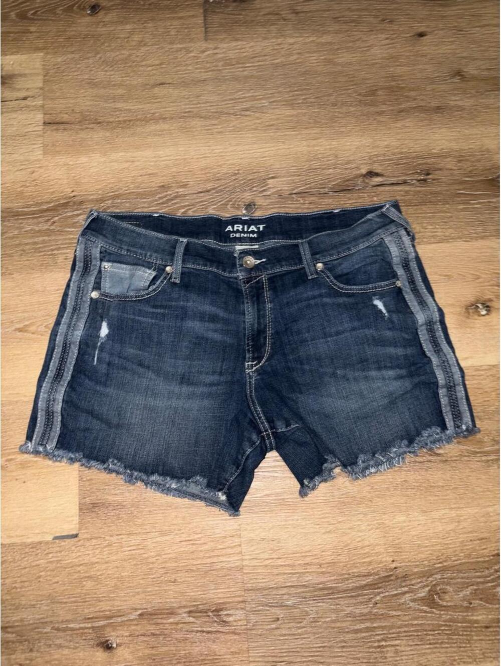 Ariat Boyfriend Denim Shorts Women’s Size 33R Distressed Dark Wash